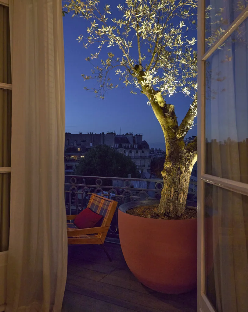 Balcon parisien végétalisé mis en lumière en soirée dans le 16e