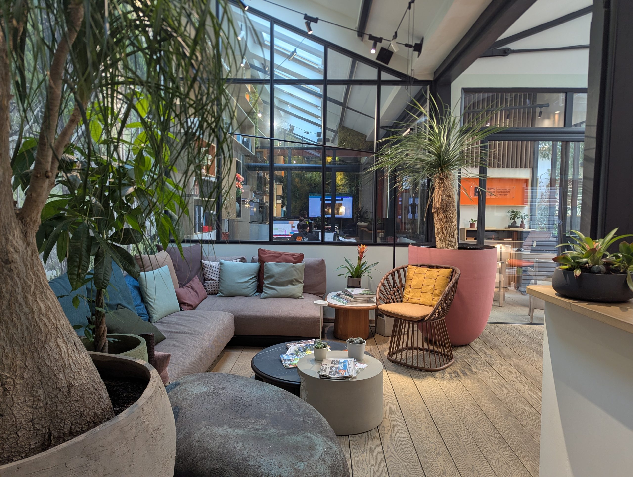 Showroom d'architecture paysagère à Paris — mobilier extérieur et matériaux exposés