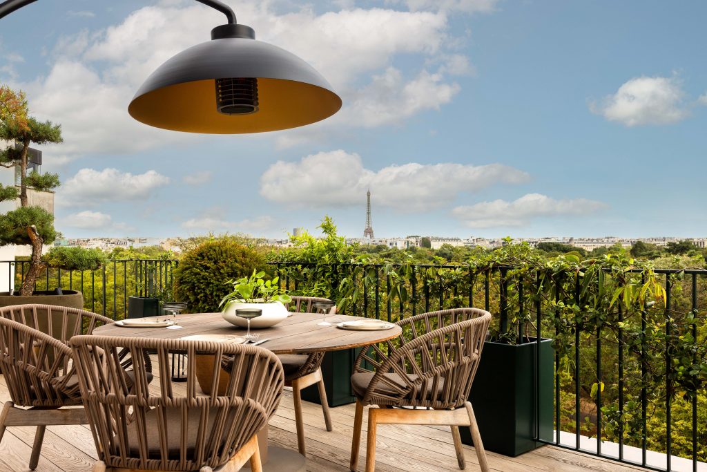 À Neuilly-sur-Seine, une terrasse dessinée sur mesure : deux érables japonais en pièces maîtresses, arbustes parfumés, vivaces choisies une à une.