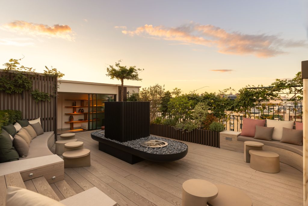 Terrasse d'exception à Neuilly-sur-Seine (92), signée nos architectes paysagistes : érables japonais, daphnés parfumés, palette des quatre saisons.
