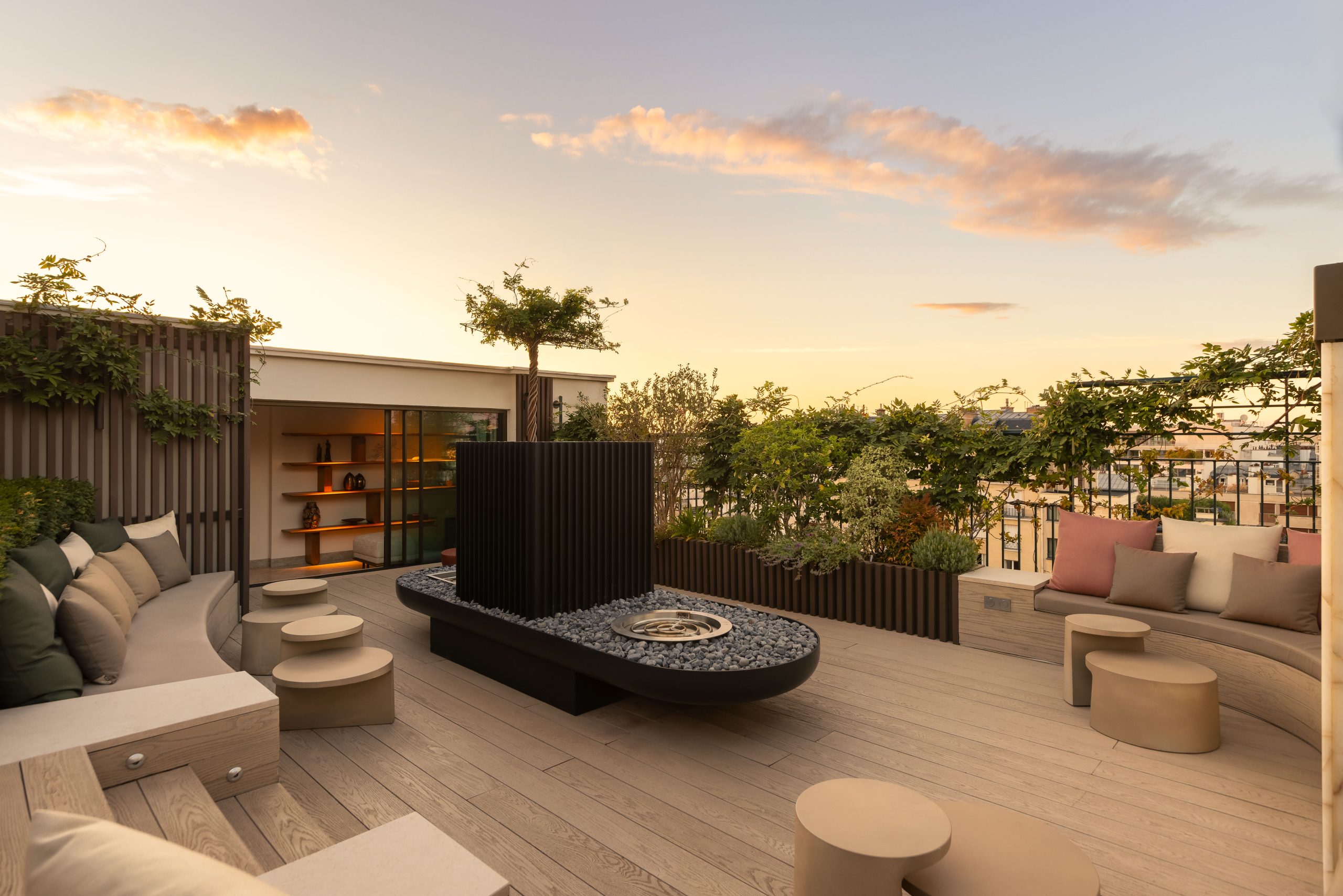 Terrasse d'exception à Neuilly-sur-Seine (92), signée nos architectes paysagistes : érables japonais, daphnés parfumés, palette des quatre saisons.