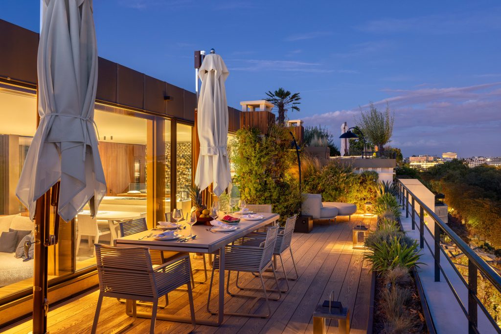À Neuilly-sur-Seine (92), une terrasse plein sud composée par strates : sujets formés, arbustes parfumés, vivaces mellifères. La réalisation en photos.